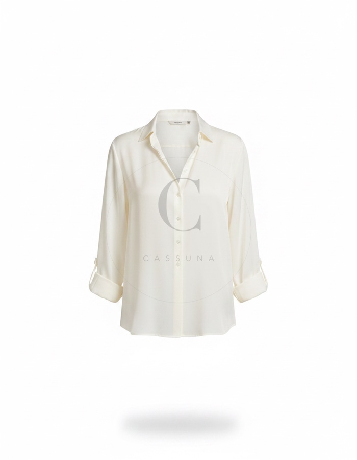 Bluse: Seidig fallend, in Creme. Weicher Kragen, lange Ärmel zum Hochschieben.
