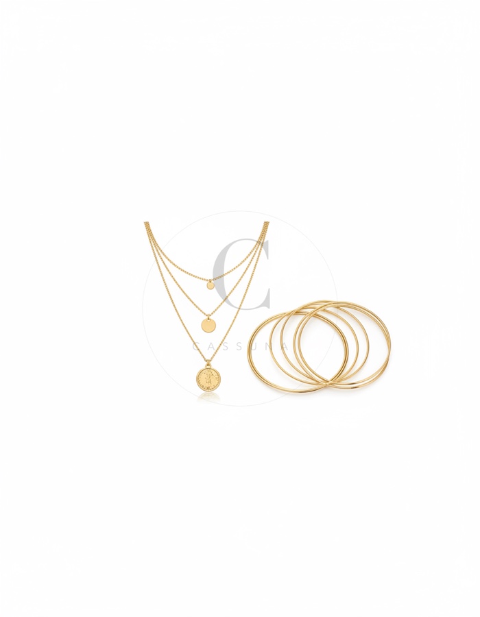 Schmuck: Feine Goldketten in Lagen, dazu schmale Armreifen. Der einzige Glanz im Look.