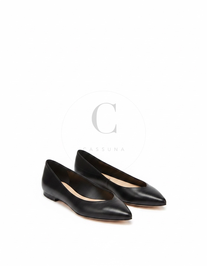 Schuhe: Spitze Ballerinas in schwarzem Leder. Flach, aber nicht brav.
