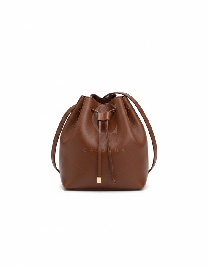Tasche: Beutelform aus schokoladenbraunem Leder, Zugband, ein schmaler Schulterriemen.