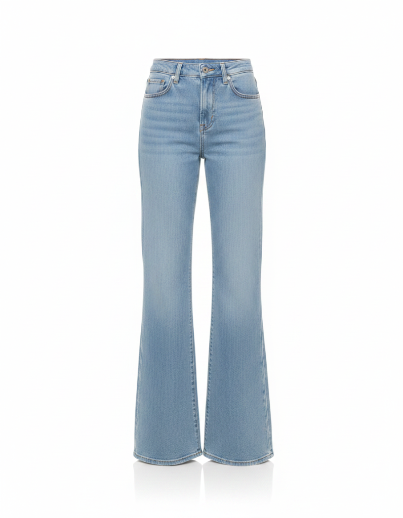 Jeans: Weit ausgestellt, helle Waschung, langes Bein mit weichem Bruch über dem Schuh.