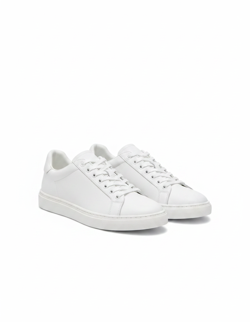 Sneaker: Cleane weiße Leder-Sneaker, flache Sohle, kein Muster.
