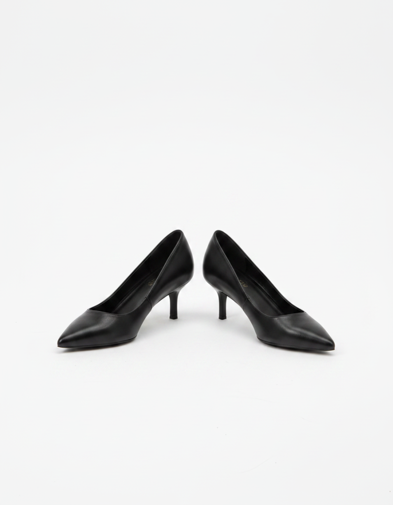 Kitten Heels: Schwarz, spitze Kappe, niedriger Absatz.