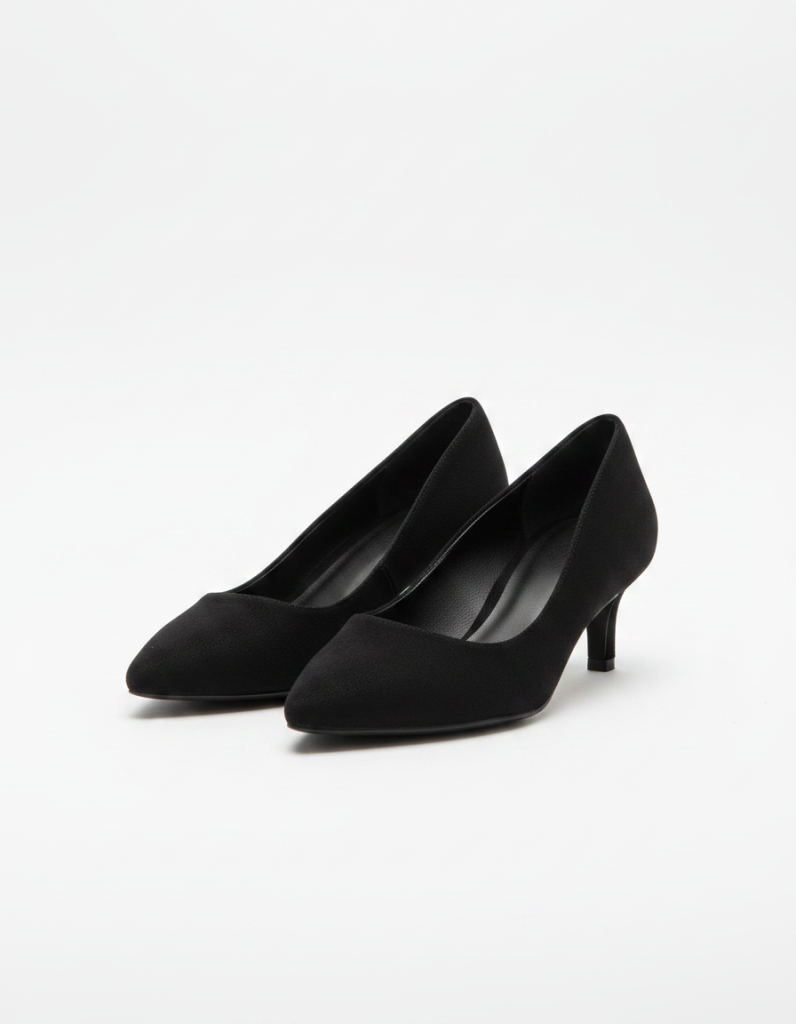 Abendschuhe: Flach, schwarz, ohne Zierrat.