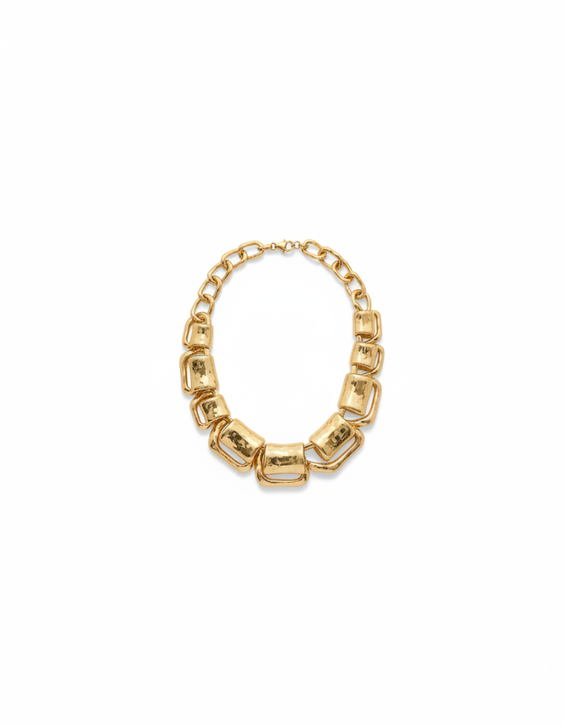 Kette: Grobes goldfarbenes Glied, skulptural — das einzige Schmuckstück.