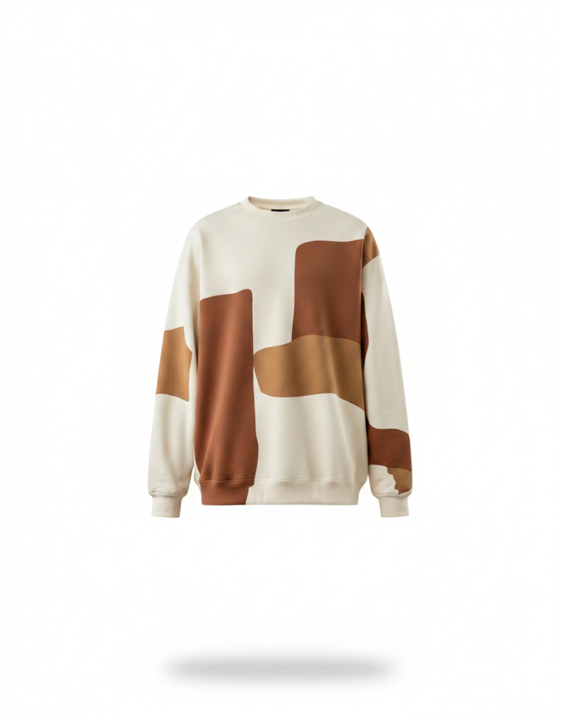 Sweatshirt: Oversized in Creme, großflächiger Patchwork-Print in Rost- und Brauntönen.