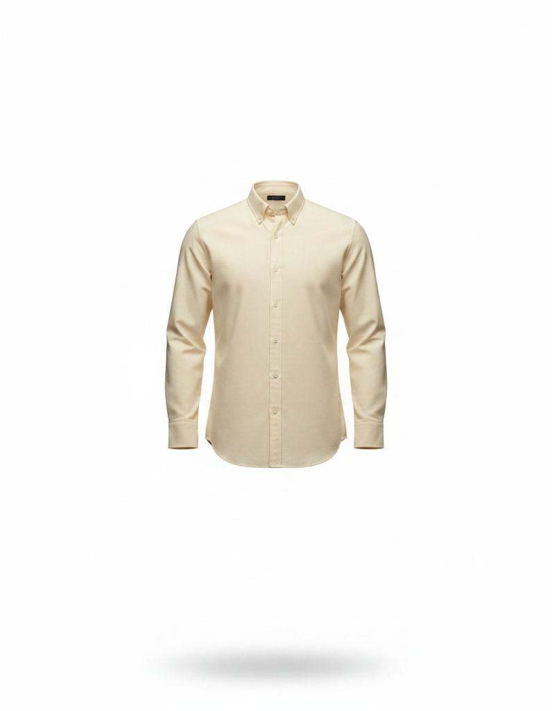 Hemd: Creme, Oxford-Gewebe, Kragen liegt über dem Pullover.