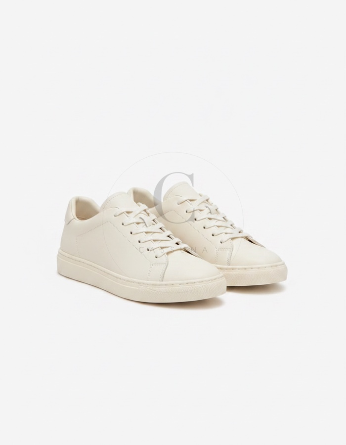 Sneaker: Flache Ledersneaker in Off-White. Sauber, ohne Muster, ohne Schriftzug.