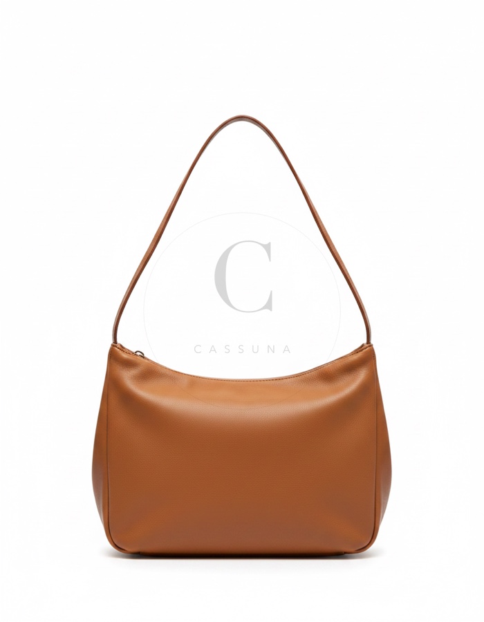 Tasche: Weiche Schultertasche in Karamellbraun, ein schmaler Riemen. Der einzige warme Ton.