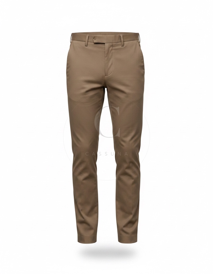 Chino: Chino in dunklem Beige, sauber abschließend, ohne Stauchung über dem Schuh.