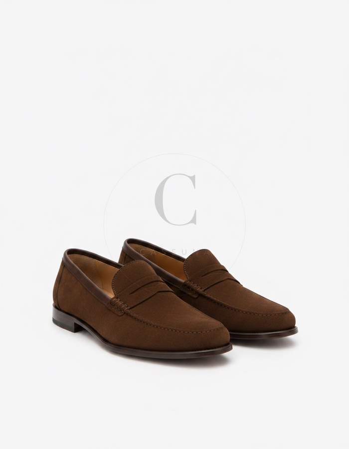 Loafer: Penny-Loafer aus dunkelbraunem Wildleder. Der einzige Bruch in der Farbfamilie.