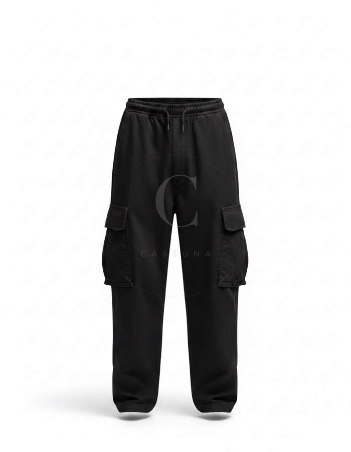 Cargohose: Weite schwarze Cargohose mit großen Taschen am Oberschenkel.