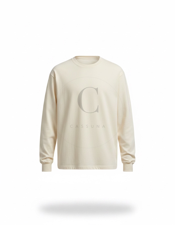 Longsleeve: Cremefarbenes Langarmshirt, bewusst länger geschnitten als der Hoodie.