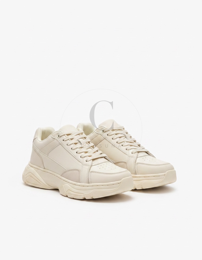 Sneaker: Chunky-Sneaker in Off-White. Geben dem Look unten Stand.
