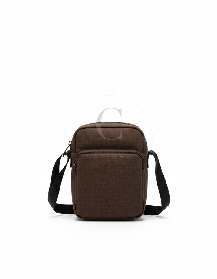 Tasche: Kleine Umhängetasche aus dunkelbraunem Canvas, schlichter Gurt.