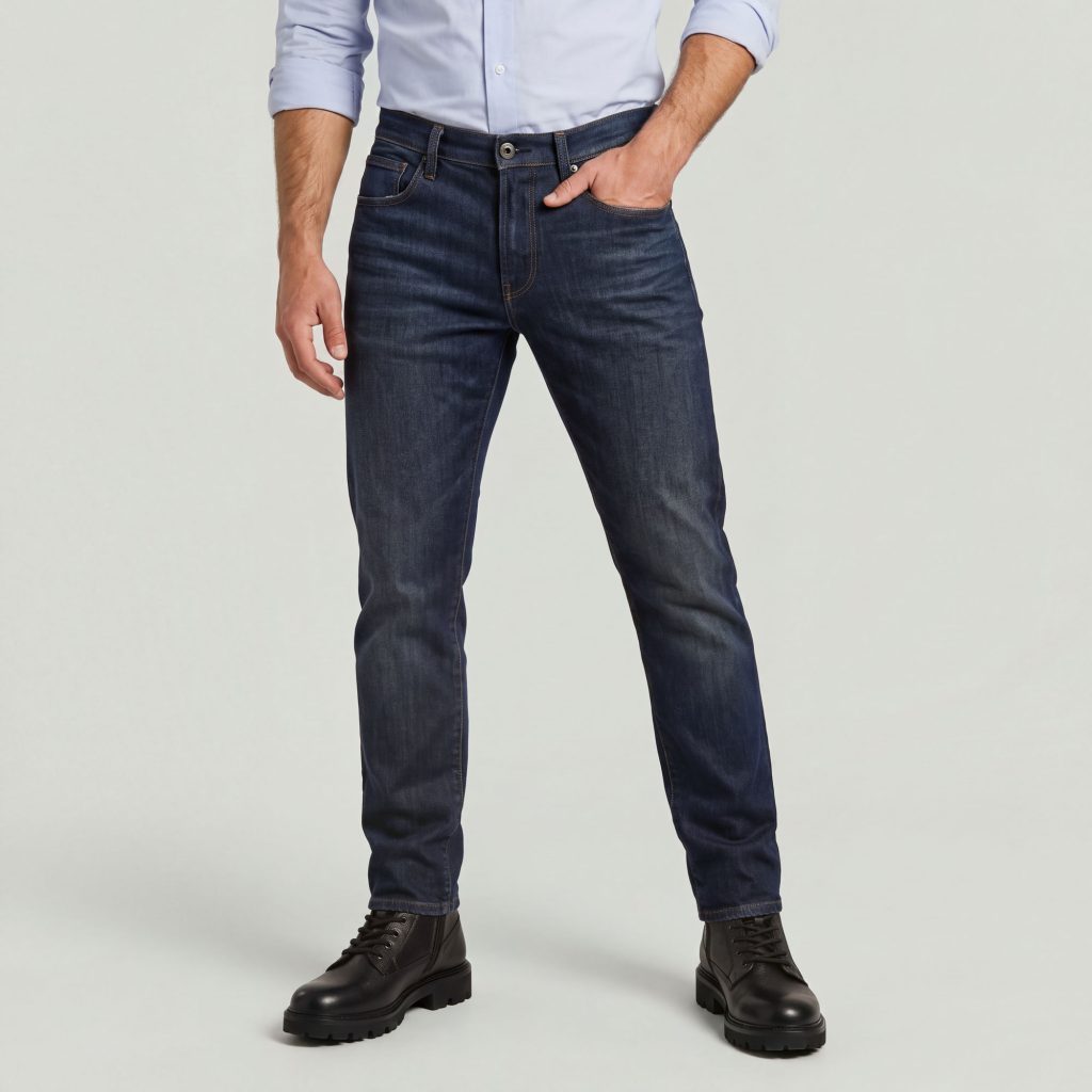 Jeans: Dunkelblau, gerade geschnitten und zum Knöchel verjüngt, mit kleinem Umschlag.